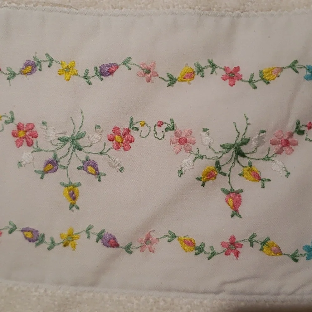 New Vintage Oscar De La Renta bath towel Royal Family Cannon floral embroidery